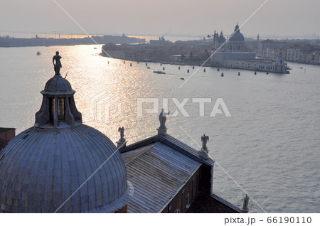 ヴェニス サン・ジョルジョ・マッジョーレ教会の塔からジュディカ運河の眺望 ヴェニス サン・ジョルジョ・マッジョーレ教会の塔からジュディカ運河の眺望 66190110