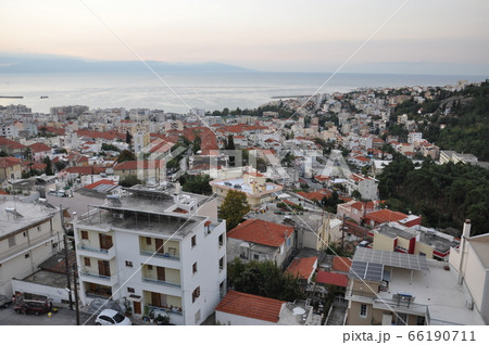 ギリシャ　東マケドニア　早朝のカヴァラ市街 66190711