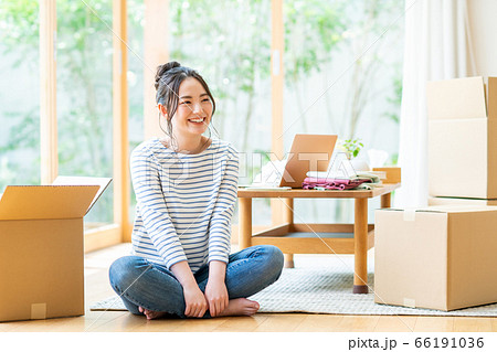 引越し中の若い女性 引越し中の若い女性 66191036