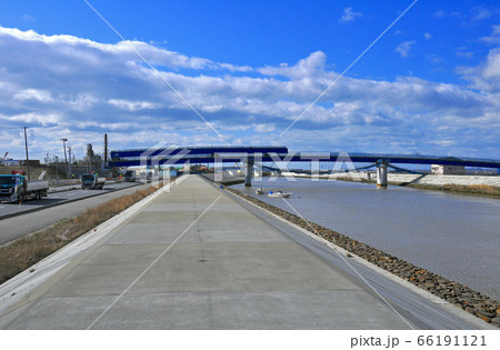 みちのく潮風トレイル　定川下流の防潮堤と建設中のかさ上げ道路を繋ぐ橋 66191121