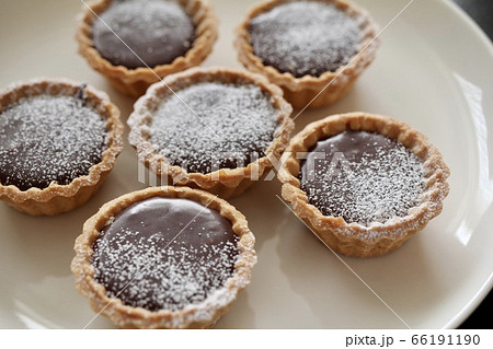 一口サイズの手作りミニチョコレートタルト 66191190
