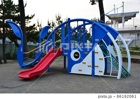 公園の遊具 66192061