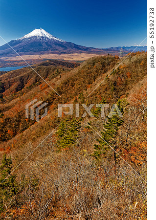 晩秋の石割山と富士山の写真素材 [66192738] - PIXTA