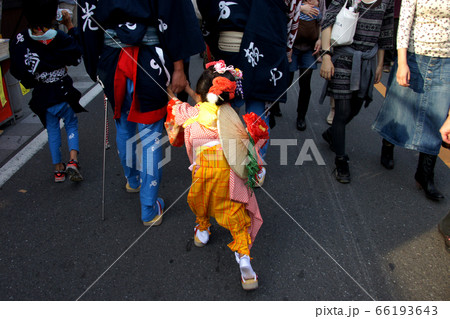 手を引かれる手古舞の少女の写真素材