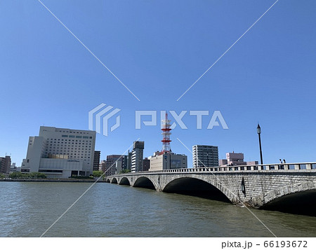 初夏の新潟市中心部の市街地 萬代橋と信濃川　 66193672