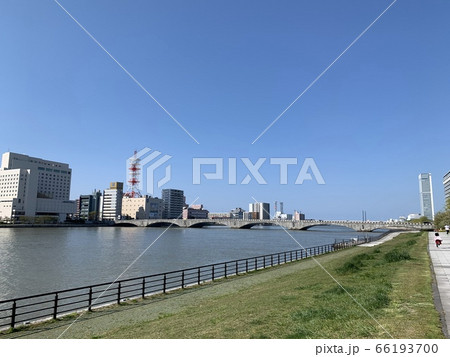 初夏の新潟市中心部の市街地 萬代橋と信濃川　 66193700