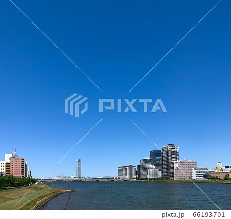 初夏の新潟市中心部の市街地 萬代橋と信濃川　 66193701
