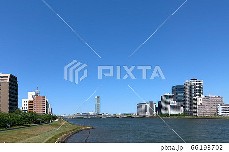 初夏の新潟市中心部の市街地 萬代橋と信濃川　 66193702