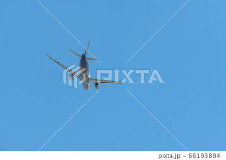 青空の中の旅客機 66193894