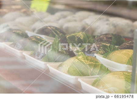 和菓子屋さんのショーウィンドウ 和菓子屋さんのショーウィンドウ 66195478