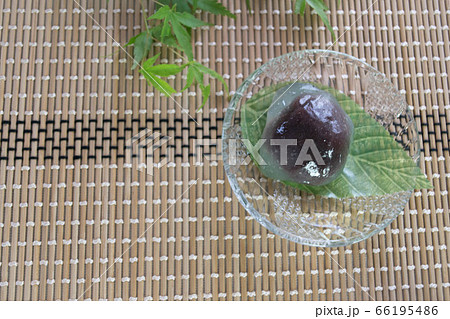 ガラスのお皿に盛られた夏の和菓子、くずざくら 66195486