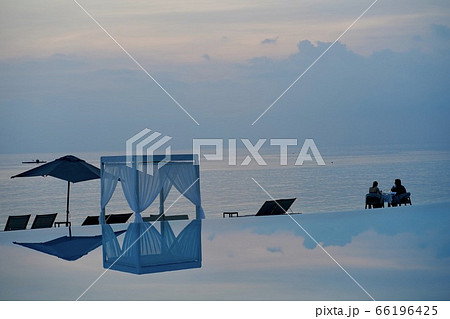 モルディブ 薄曇り夕焼け モルディブ 薄曇り夕焼け 66196425