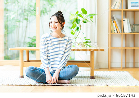 リビングでくつろぐ若い女性 66197143