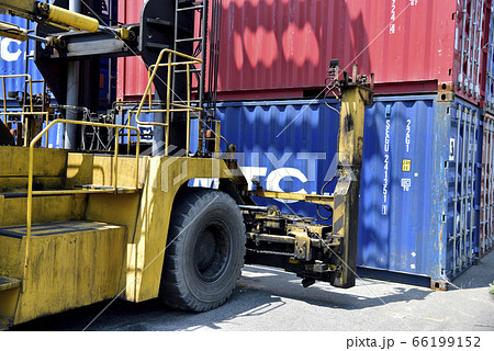 コンテナヤードとトップリフター コンテナヤードとトップリフター 66199152