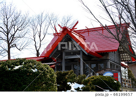 苫小牧市 沼ノ端神社の社殿（斜め） 66199657