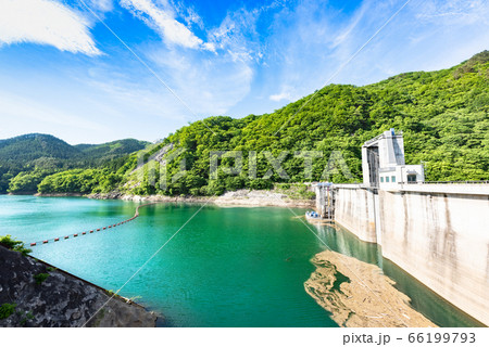 春の栗駒ダムとエメラルドグリーンの栗駒湖 春の栗駒ダムとエメラルドグリーンの栗駒湖 66199793