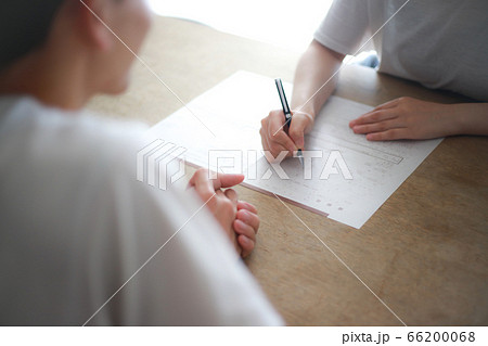 婚姻届に記入するカップル 66200068