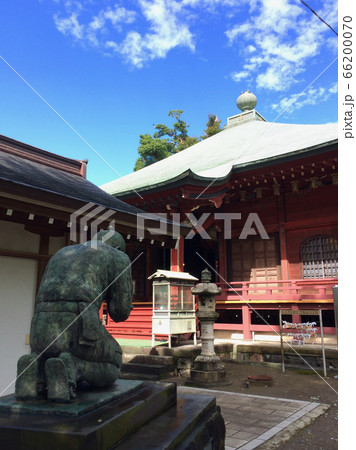 本堂を拝む二宮金次郎像、勝福寺境内 66200070