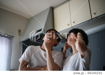 上の階の騒音に悩むカップル 66200292