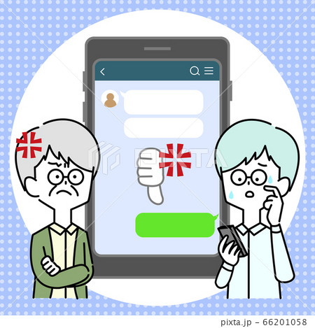 スマホで問い詰められて困惑する男性 スマホで問い詰められて困惑する男性 66201058
