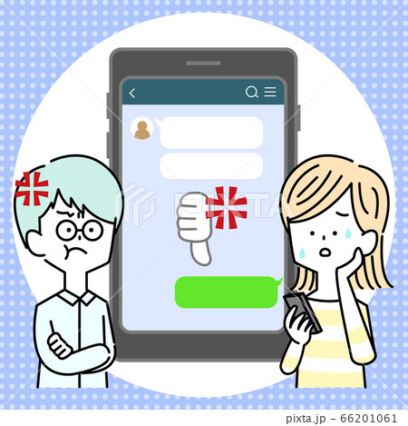 スマホで問い詰められて困惑する女性 66201061