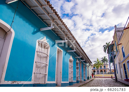 キューバ　トリニダーの町中　カラフルな街並 66201783