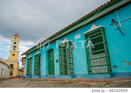 キューバ トリニダーのマヨール広場から革命博物館の眺め キューバ トリニダーのマヨール広場から革命博物館の眺め 66202600