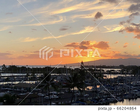 ハワイ ヨットハーバーの夕焼 ハワイ ヨットハーバーの夕焼 66204864