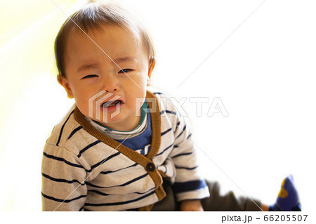 座って泣いている赤ちゃん　何かを訴えている子供 66205507