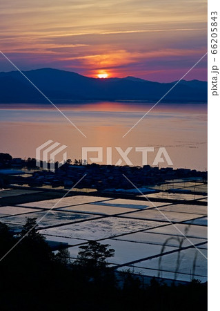 夕暮れの琵琶湖と水田 66205843