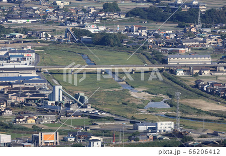 三豊市と観音寺市を分ける財田川と高松自動車道財田川橋 66206412