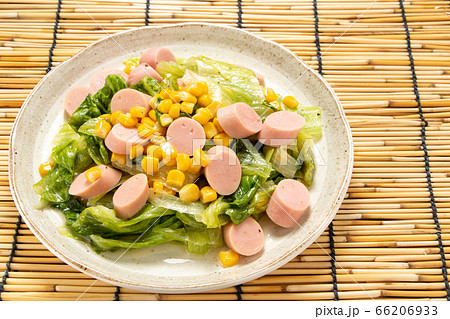 コーンとレタスと魚肉ソーセージの炒め物。 コーンとレタスと魚肉ソーセージの炒め物。 66206933