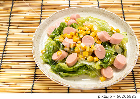 コーンとレタスと魚肉ソーセージの炒め物。 コーンとレタスと魚肉ソーセージの炒め物。 66206935