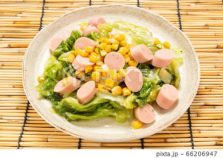 コーンとレタスと魚肉ソーセージの炒め物。 コーンとレタスと魚肉ソーセージの炒め物。 66206947