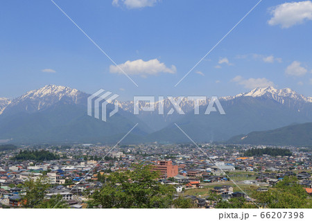 初夏の信濃大町市街地と北アルプス 初夏の信濃大町市街地と北アルプス 66207398