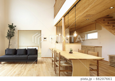お洒落な和風の木目調のリビングダイニングルーム お洒落な和風の木目調のリビングダイニングルーム 66207661
