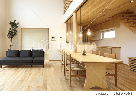 お洒落な和風の木目調のリビングダイニングルーム 66207662