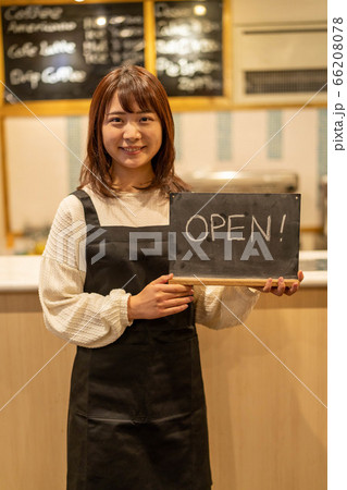 脱サラしてカフェを開業する若い女性 【笑顔】 脱サラしてカフェを開業する若い女性 【笑顔】 66208078