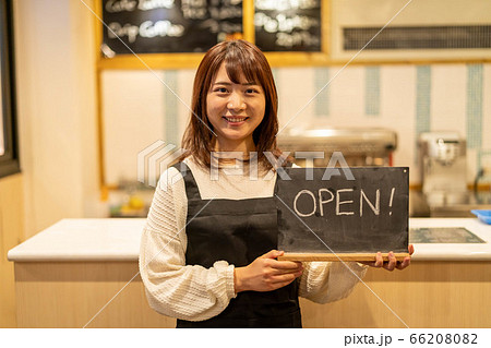 脱サラしてカフェを開業する若い女性 【笑顔】 脱サラしてカフェを開業する若い女性 【笑顔】 66208082