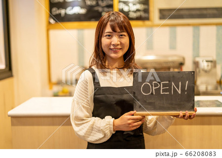 脱サラしてカフェを開業する若い女性 【笑顔】 脱サラしてカフェを開業する若い女性 【笑顔】 66208083