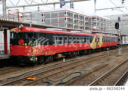 金沢駅に停車中の花嫁のれん 66208244