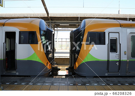 予讃線 宇田津駅での石鎚と潮風の併結準備 予讃線 宇田津駅での石鎚と潮風の併結準備 66208326