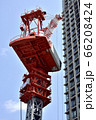 高層ビル建築現場のタワークレーン 66208424