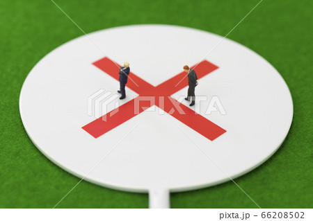 マルバツプレートの上で上手くいかないビジネスマン 66208502