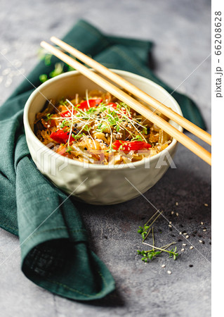 Noodles and green beans. 66208628