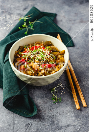 Noodles and green beans. 66208629