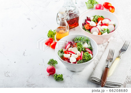 Salad with cherry tomatoes, radsh and mozzarella, 66208680