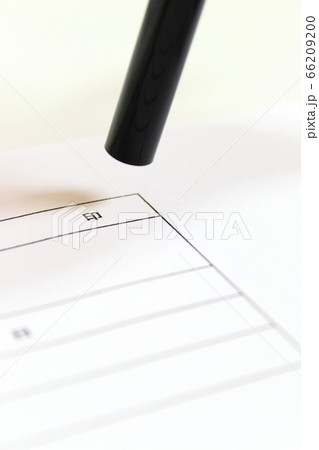 契約書に印鑑を押す直前の手元 捺印・承認のビジネスシーン(縦) 契約書に印鑑を押す直前の手元 捺印・承認のビジネスシーン(縦) 66209200