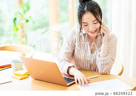 電話するテレワークの女性 66209522