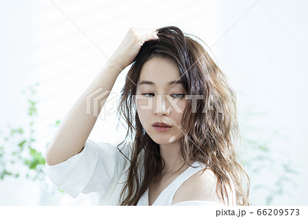 女性 朝 ヘアケア の写真素材